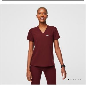 FIGS one pocket Catarina top with Kade bottoms.